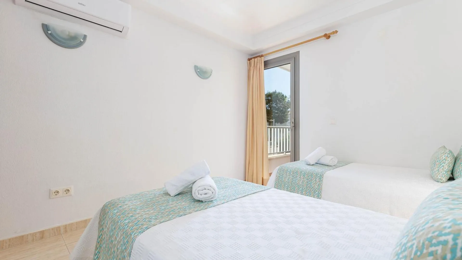 Yourhouse Roses 9 Port de Alcudia  Spain